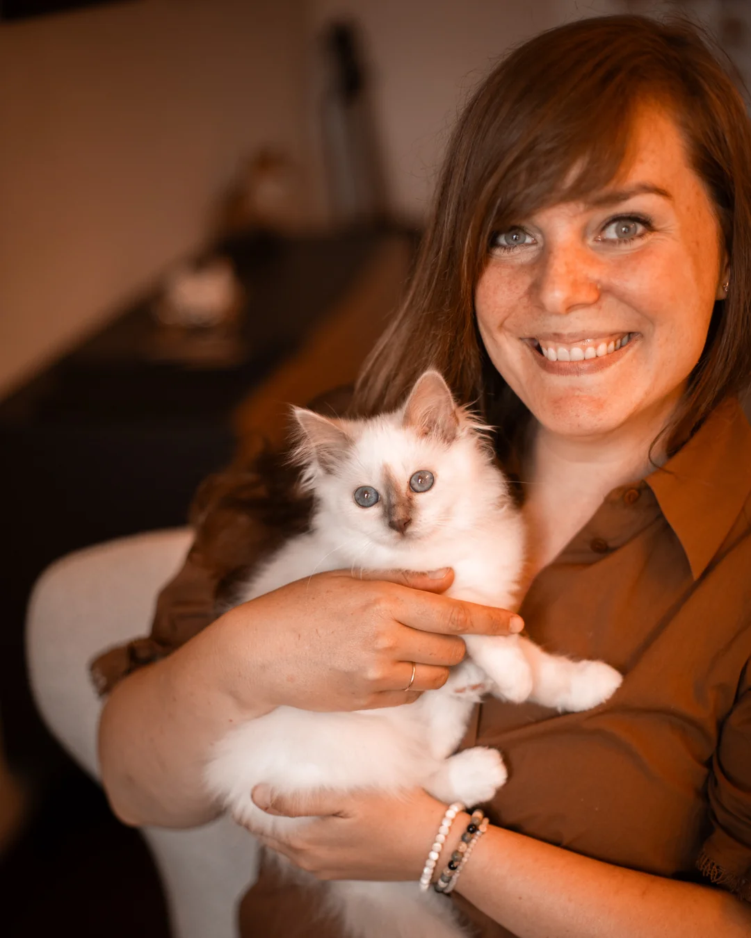 Ramona mit ihrem Kätzchen auf dem Arm